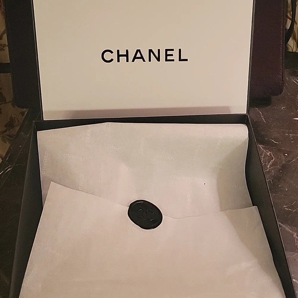 Chanel gift box - Picture 2 of 2